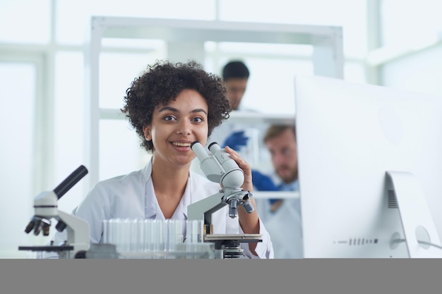 Femme scientifique travaillant dans le laboratoire