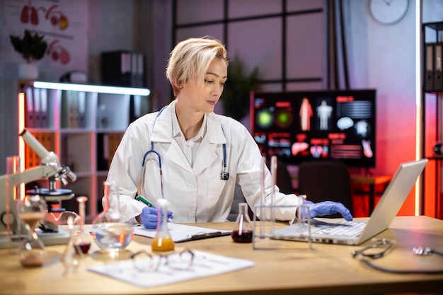 Femme scientifique travaillant en laboratoire