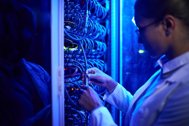 Femme scientifique travaillant avec un supercalculateur