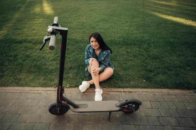 Photo femme avec scooter électrique sur la rue de la ville