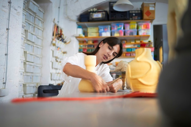 Une femme sculpteur au cours de son travail artistique