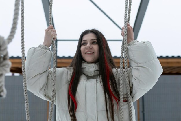 Une femme se balançant avec des cheveux longs