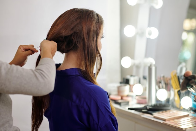 Femme se cheveux épinglé