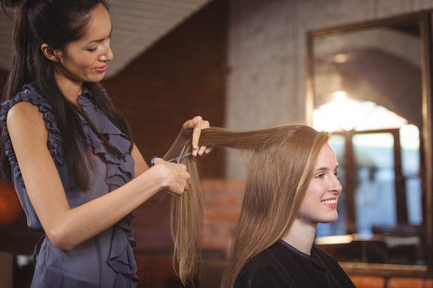 Femme se coupe les cheveux