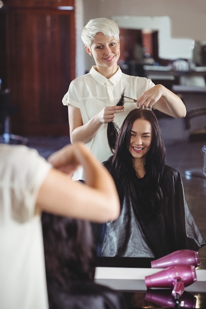 Femme se coupe les cheveux