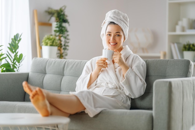 La femme se détend après un bain