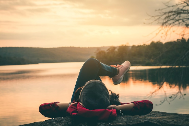 Photo une femme se détend au bord du lac.