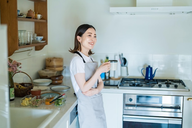 Une femme se détend dans la cuisine