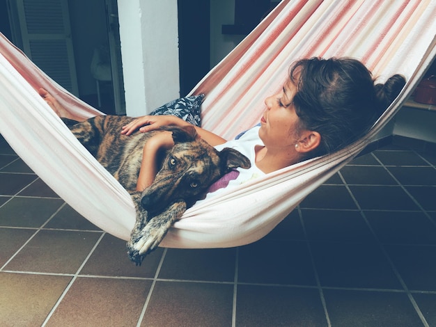 Une femme se détend dans un hameau avec son chien.