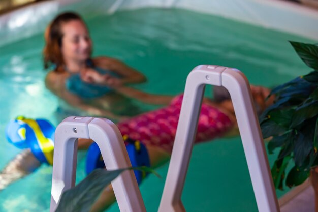 Une femme se détend dans la piscine.