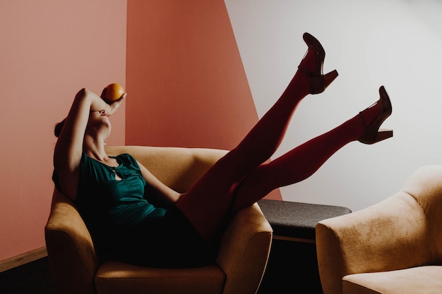 Photo une femme se détend sur un fauteuil à la maison.