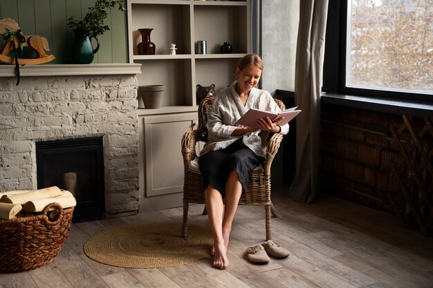 Photo une femme se détend à l'intérieur.