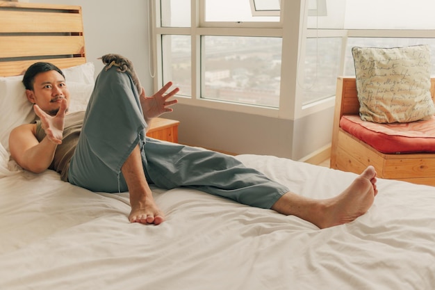 Une femme se détend sur le lit à la maison.