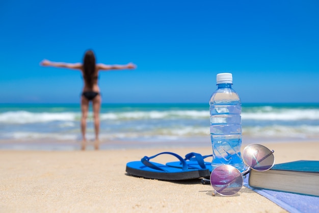 Femme se détend sur la plage