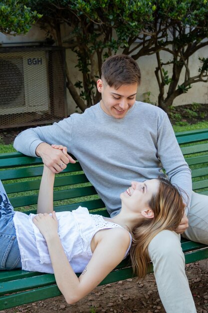 Photo une femme se détendant sur la jambe de son petit ami avec un sourire