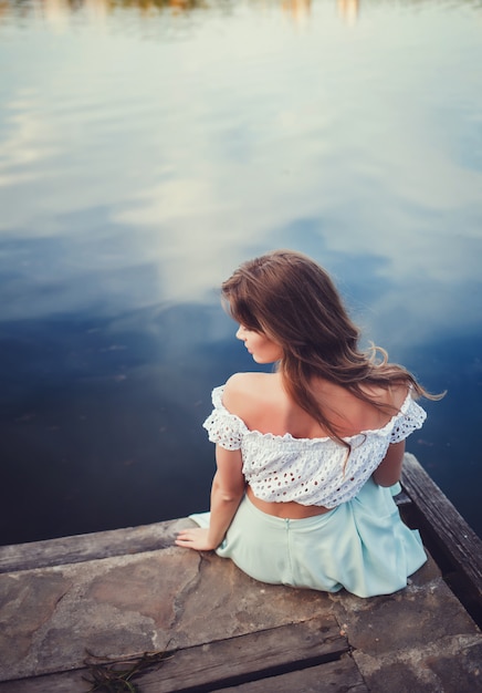 Femme se détendre au bord de la rivière