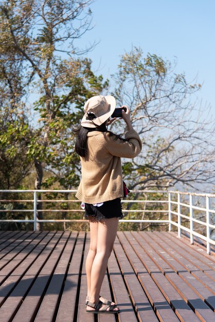 Femme se détendre au point de vue paysage sur la montagne