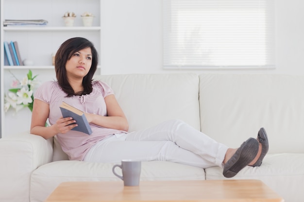 Femme se détendre sur un canapé