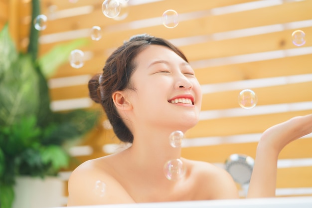 Femme se détendre dans la salle de bain