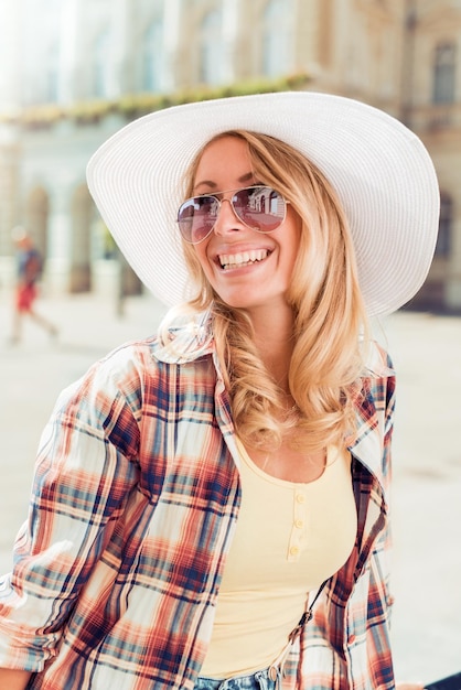 Femme se détendre dans la ville