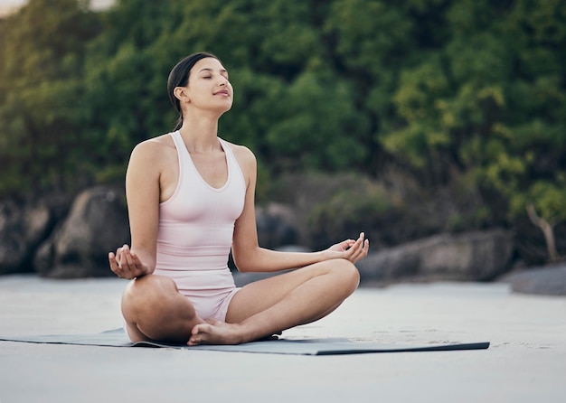 Femme se détendre et faire du yoga dans la nature pour le bien-être, la paix et la pose zen et l'équilibre sur fond flou Fille de remise en forme et entraînement à la méditation et énergie en plein air pour un état d'esprit paisible et un entraînement chakra