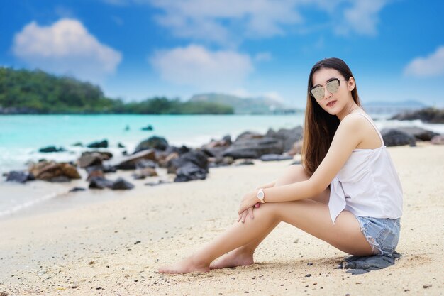 Femme se détendre sur la plage l&#39;été