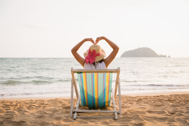 Femme se détendre sur la plage en été