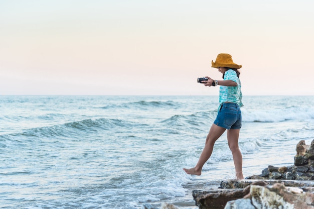 Femme se détendre sur la plage de la mer en voyage concept