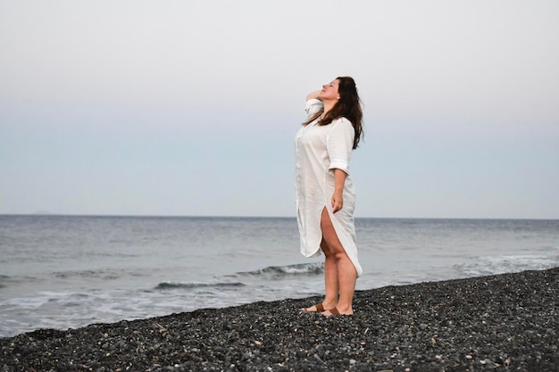 Femme se détendre sur la plage