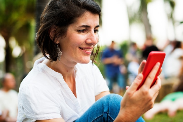 Femme se détendre en utilisant le téléphone intelligent