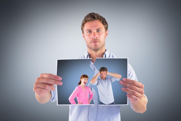 Femme se disputant avec l'homme ignorant contre la vignette grise