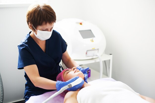 Femme se faire masser à la clinique de beauté