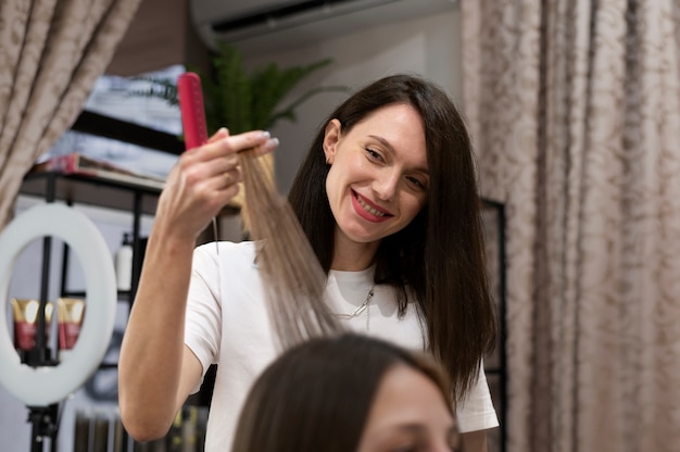 Femme se faisant couper les cheveux au salon de beauté