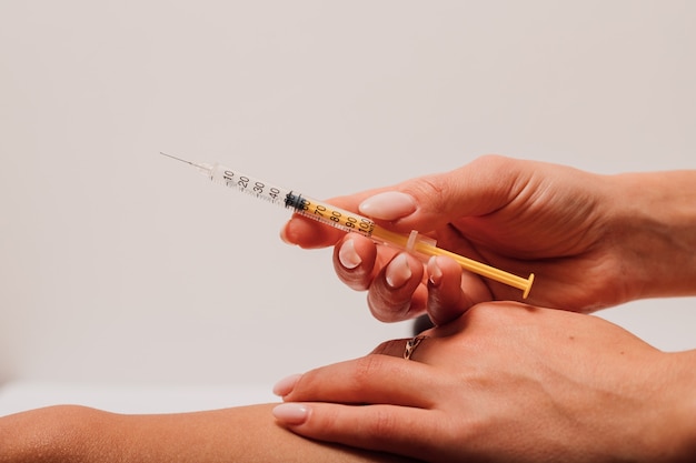 Femme se faisant une injection contre le diabète