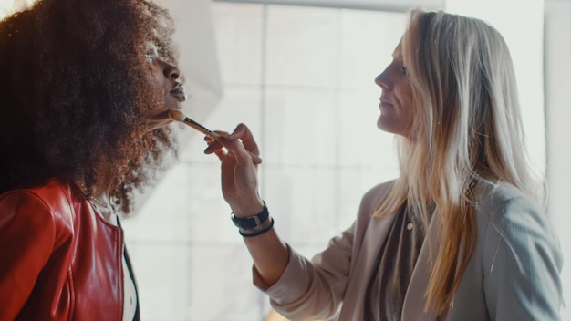 Une femme se fait refaire les cheveux