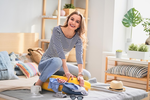 Femme se préparant pour le voyage