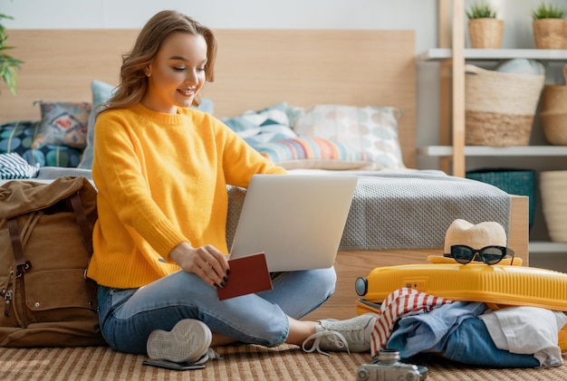 Femme se préparant pour le voyage