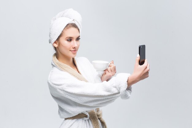 Femme se préparant à se rencontrer et prendre une douche