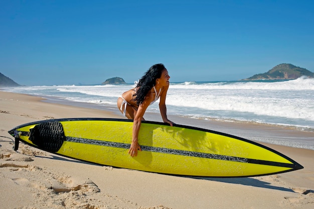 Femme se préparant à surfer à Rio de Janeiro