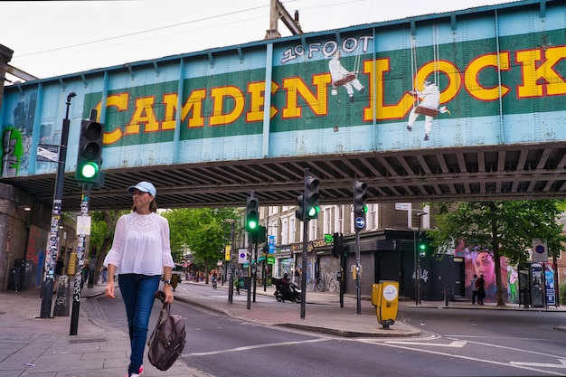 Femme se promenant dans la ville de Camden