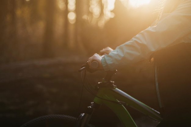 Femme se promène avec un vélo dans la forêt. mode de vie sain