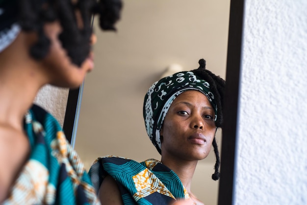 Une femme se reflétant dans le miroir à la maison