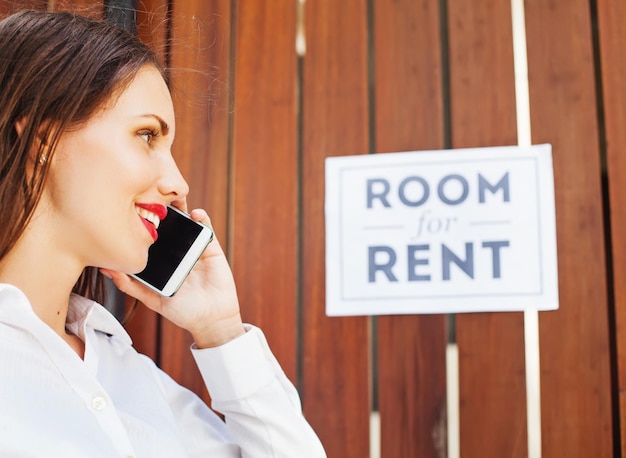 Photo femme se renseignant sur la chambre à louer