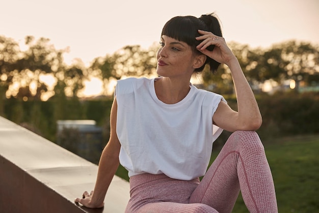 Femme se reposant après une séance d'entraînement