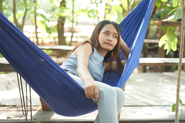 Femme se reposant dans un hamac dans un café