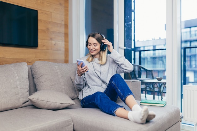 femme se reposant à la maison écoutant de la musique amusante sur un casque