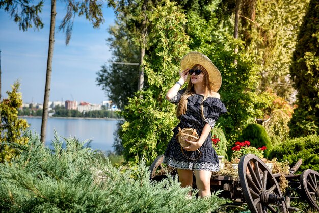 La femme se repose et apprécie le temps à l'heure d'été, nature