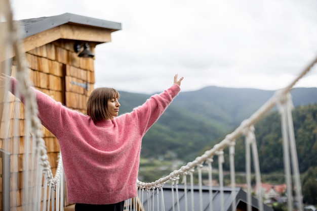 La femme se repose à la maison dans les montagnes