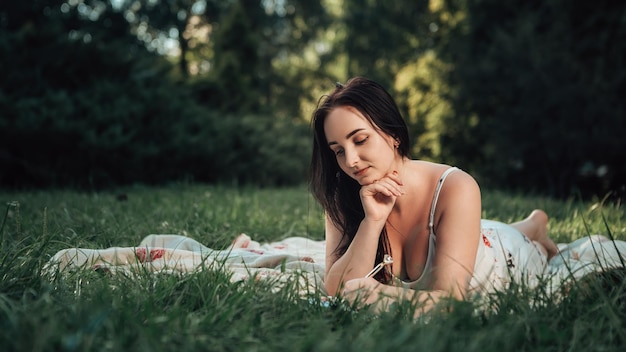 Femme se reposer dans le parc