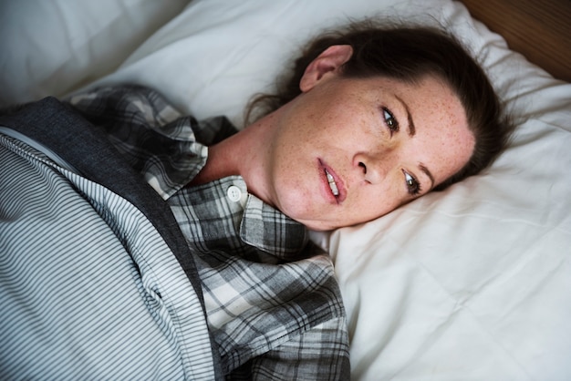 Photo une femme se réveille